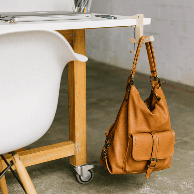 sustainable-wooden-hanger-el-serjant-ekohunters-debosc-