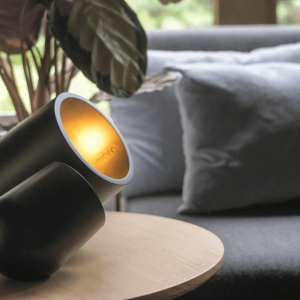 lampara-sostenible-mesa-archy-negra-mediana-hunters-more-circular-ecodiseño