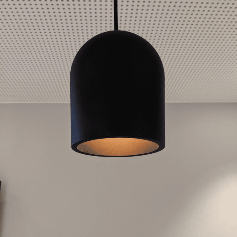 lampara-colgante-negra-sostenible-archy-medium-ekohunters-ecodiseno