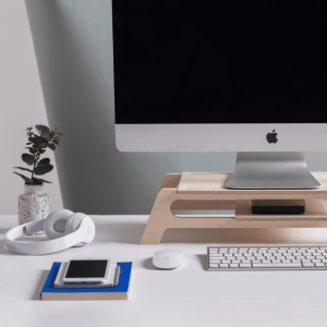 soporte-pantalla-ordenador-madera-ecologico-debeam-ekohunters-debosc