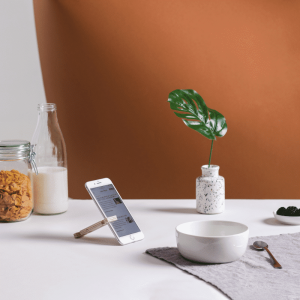 dehook-eco-friendly-wooden-phone-support-ekohunters-debosc