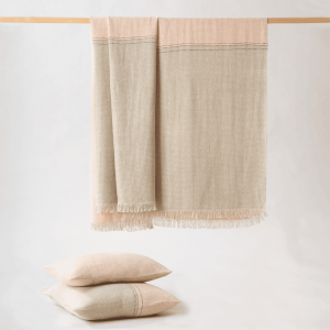merino-whool-plaid-dabord-pink-ekohunters-ecodesign-teixidors