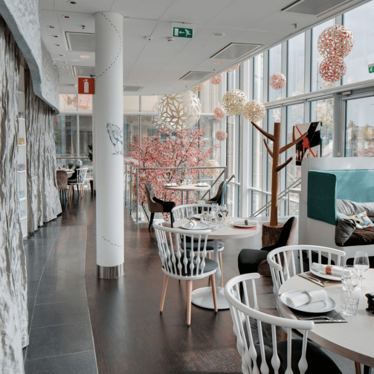 david-trubridge-lampara-techo-floral-bambu-restaurante-ekohunters-lamparas-sostenibles