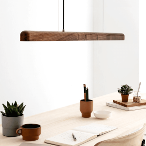lampara-madera-sostenible-nyx-nogal-color-cable-negro-ekohunters-iumi-lamparas-ecologicas