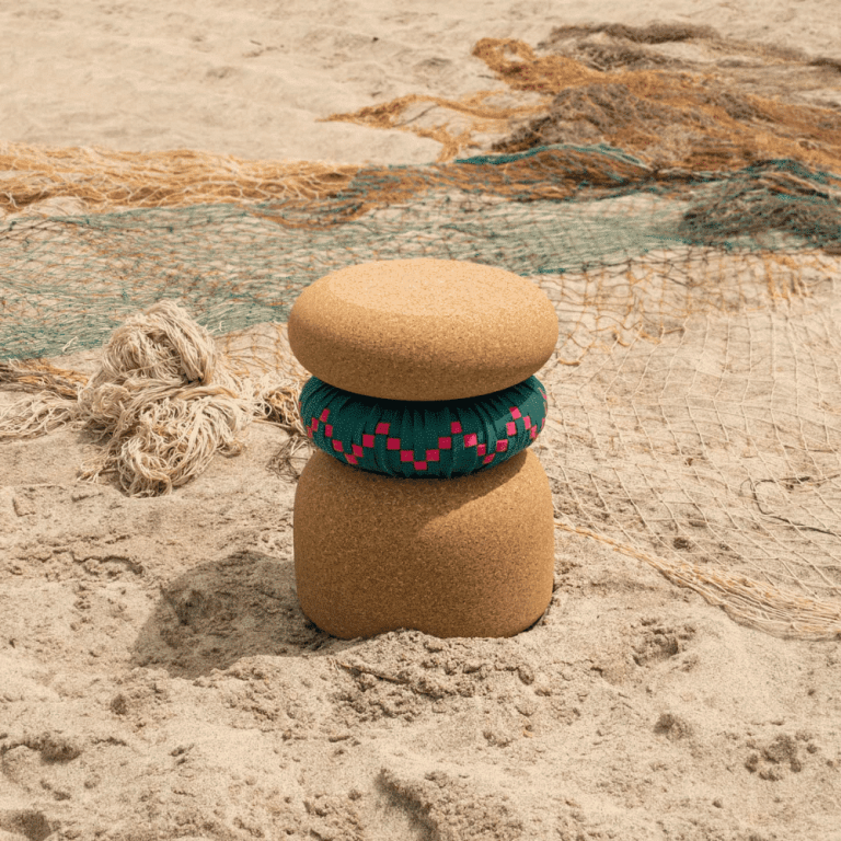 taburete-pequeno-sostenible-varina-ambiente-corcho-dam-ekohunters-ecodiseño-muebles-ecologicos-ecodiseñ